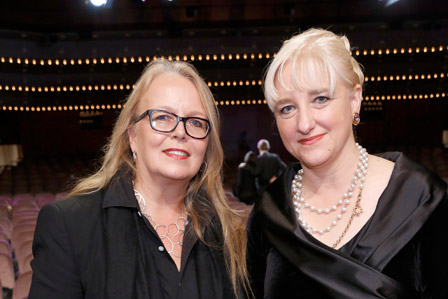 SPIO-Präsidentin Manuela Stehr und Ministerin Eva Kühne-Hörmann beim Hessischen Film- und Kinopreis in der Alten Oper Frankfurt