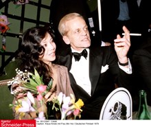 Klaus Kinski mit Frau Min Hoi 1979 - Foto: Schneider-Press