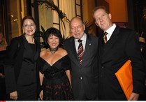 Steffen Kuchenreuther mit Frau Soo-Leng und Vincent de la Tour (re, Managing Director 20th Century Fox of Germany) mit Frau Ricarda (li) 