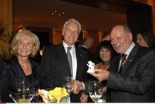 Dr. Edmund Stoiber mit Frau Karin überreicht Steffen Kuchenreuther mit Frau Soo-Leng ein Geschenk: der Bayerische Löwe aus Nymphenburger Porzellan